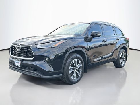 Used 2022 Toyota Highlander XLE AWD/4WD image 13