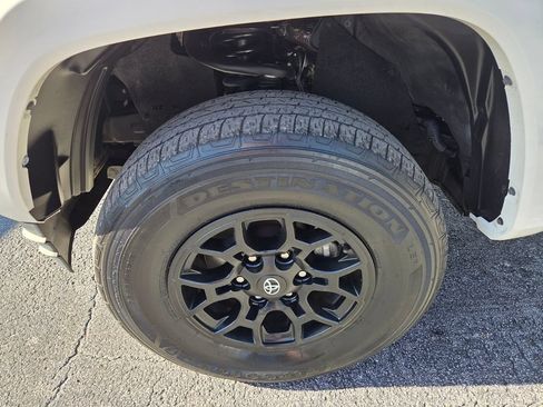 Used 2021 Toyota Tacoma SR5 RWD image 19