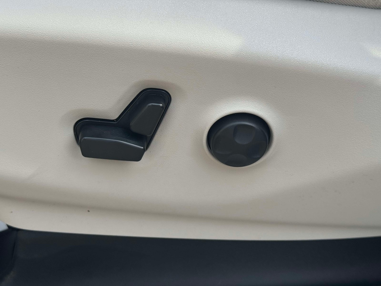 Used 2020 Chrysler Pacifica Touring-L w/ Advanced Safetytec Group FWD image 19