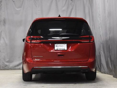 Certified 2024 Chrysler Pacifica Touring-L image 8