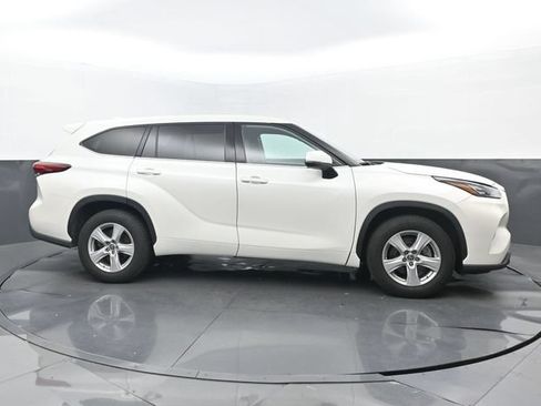 Used 2020 Toyota Highlander LE FWD image 2