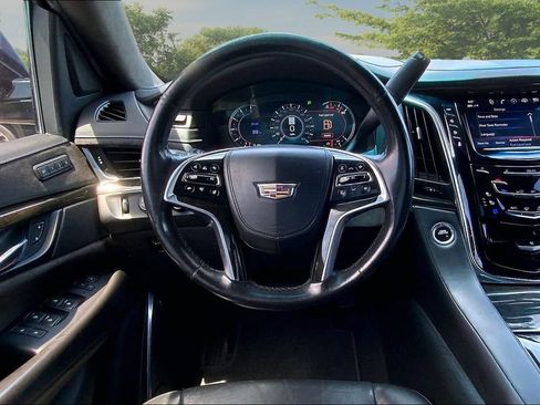 Used 2018 Cadillac Escalade Platinum AWD/4WD image 8