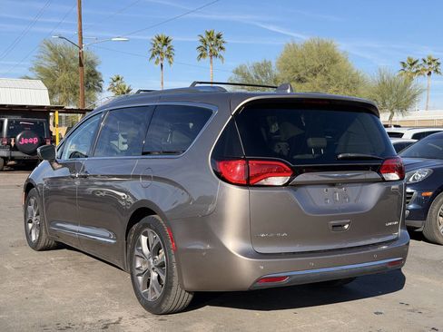 Used 2017 Chrysler Pacifica Limited image 4