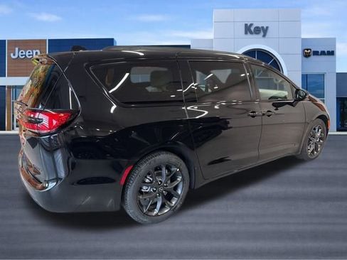 New 2026 Chrysler Pacifica Limited w/ S Appearance Package FWD image 7
