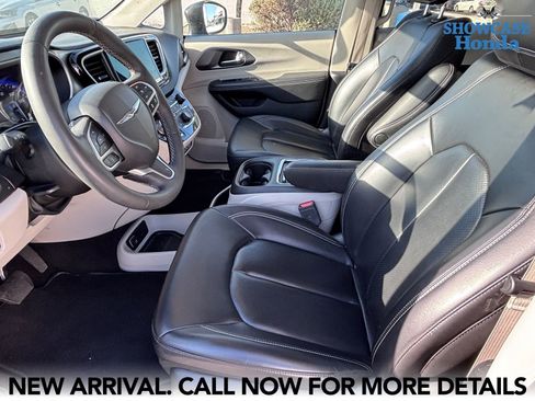 Used 2023 Chrysler Pacifica Touring-L FWD image 9