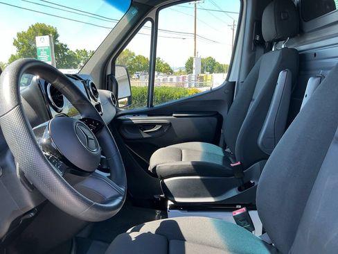 Used 2025 Mercedes-Benz Sprinter 4500 image 11