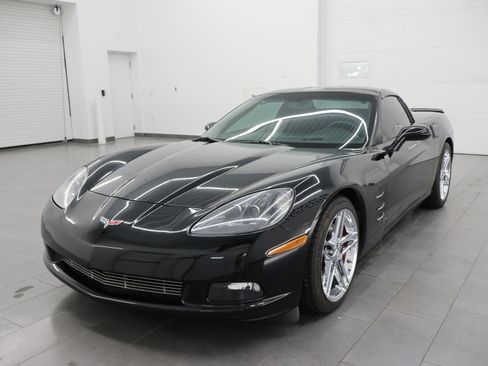 Used 2005 Chevrolet Corvette Coupe w/ Preferred Equipment Group RWD image 7