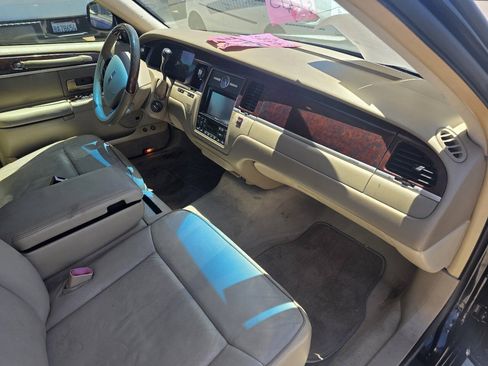 Used 2006 Lincoln Town Car Designer Series RWD image 9