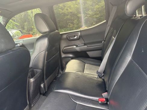 Used 2022 Toyota Tacoma TRD Sport w/ TRD Premium Sport Package AWD/4WD image 14