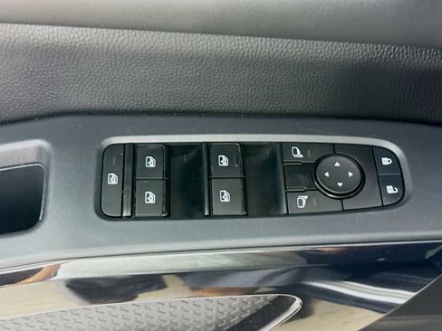 Used 2025 Nissan Pathfinder SV FWD image 20
