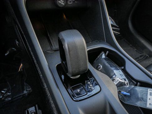 Used 2025 Volvo XC40 B5 Core image 26