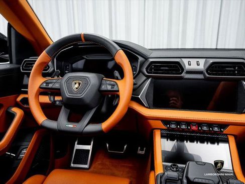 Used 2025 Lamborghini Urus SE AWD/4WD image 33