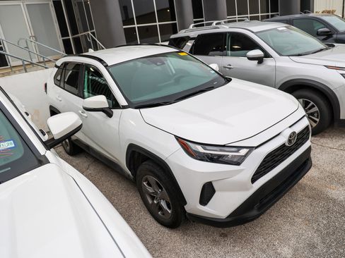 Used 2025 Toyota RAV4 XLE FWD image 7