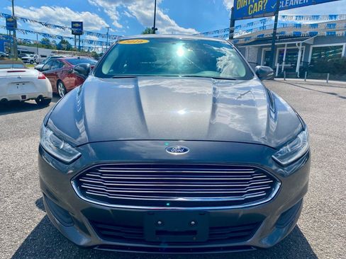 Used 2016 Ford Fusion SE FWD image 4