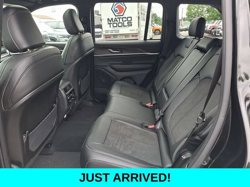 Used 2026 Jeep Grand Cherokee Altitude AWD/4WD image 10