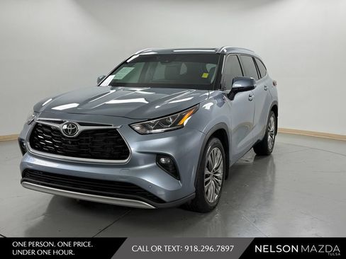 Used 2021 Toyota Highlander Platinum AWD/4WD image 1