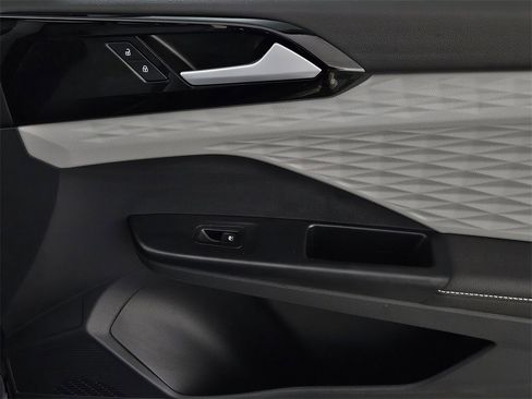 Used 2024 Volkswagen Taos S w/ MDO Package image 30