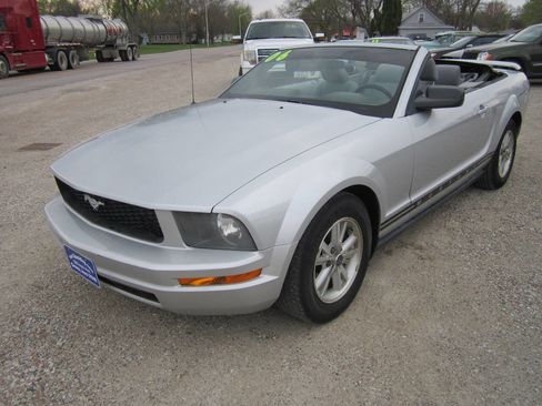 Used 2006 Ford Mustang Convertible image 9