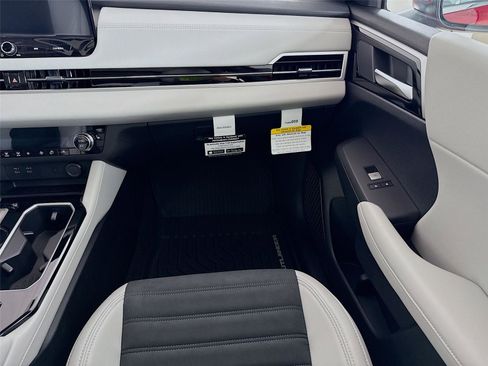 New 2025 Mitsubishi Outlander SE image 23