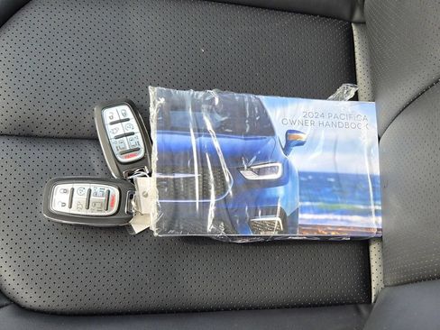 Used 2024 Chrysler Pacifica Touring-L AWD/4WD image 11