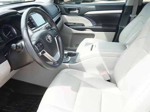 Used 2019 Toyota Highlander XLE image 21