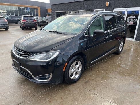 Certified 2018 Chrysler Pacifica Touring-L image 3