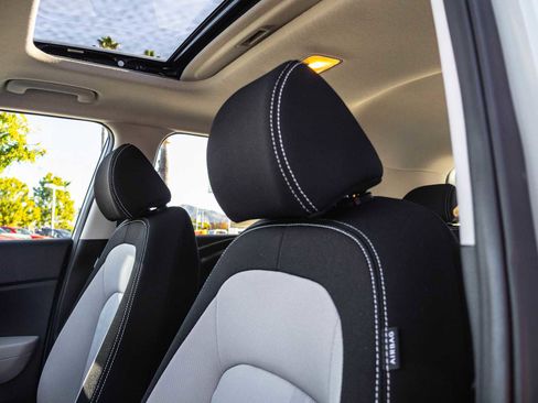 Used 2025 Hyundai Venue SEL image 13