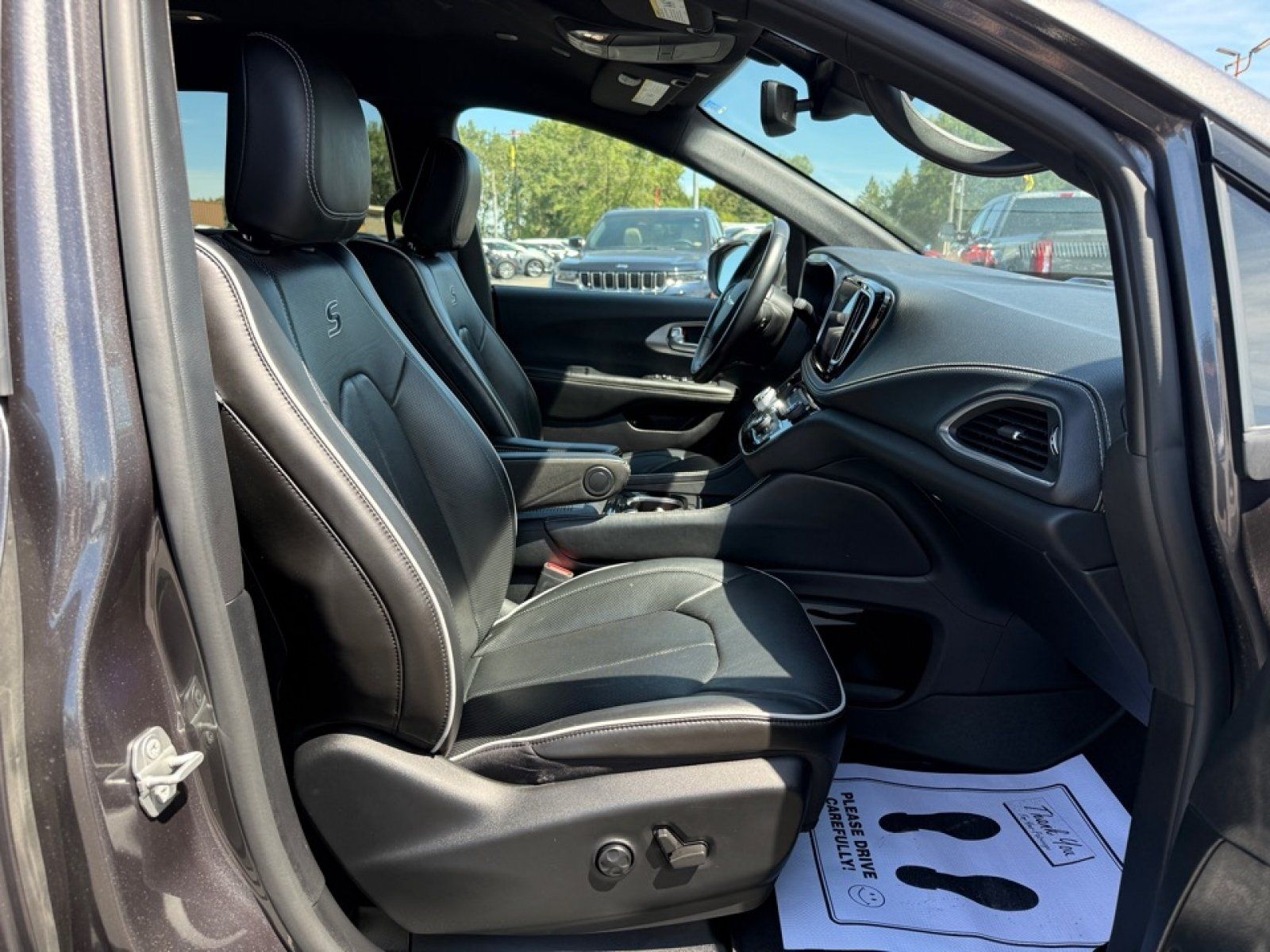 Used 2021 Chrysler Pacifica Limited w/ Uconnect Theater Family Group FWD image 26