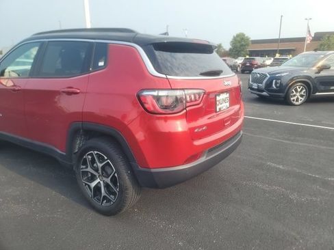 Used 2025 Jeep Compass Limited AWD/4WD image 10