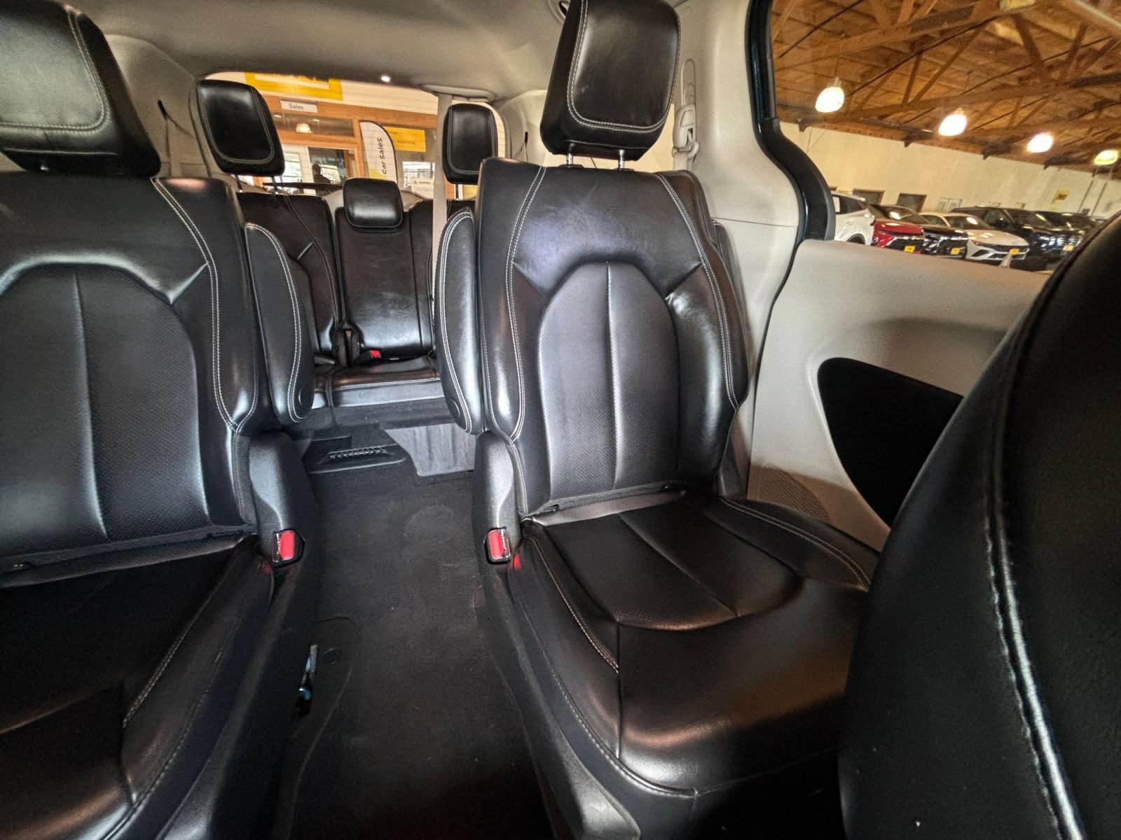 Used 2023 Chrysler Pacifica Touring-L FWD image 41