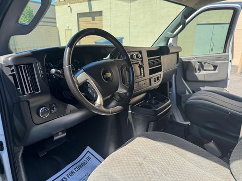 Used 2017 Chevrolet Express 3500 Extended RWD image 12