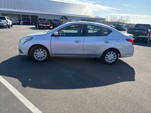 Used 2018 Nissan Versa SV FWD image 4