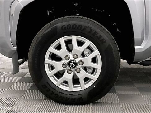 Used 2025 Toyota Tacoma SR5 AWD/4WD image 10