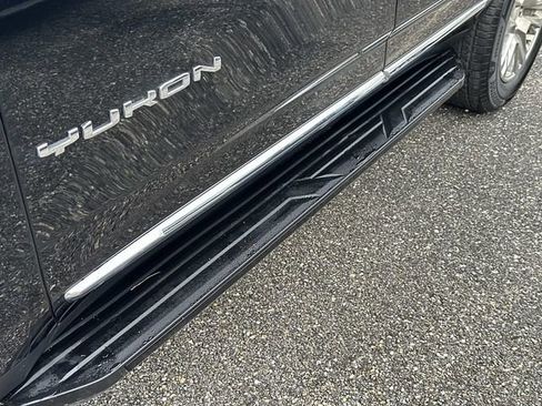 Used 2022 GMC Yukon SLT w/ SLT Premium Package image 18