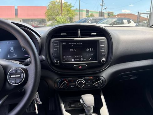 Used 2025 Kia Soul LX w/ LX Technology Package FWD image 17