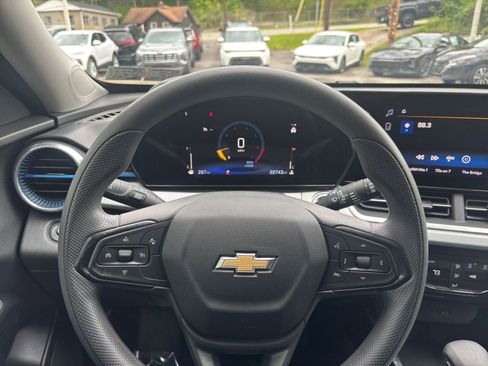 Used 2025 Chevrolet Trax LT FWD image 28