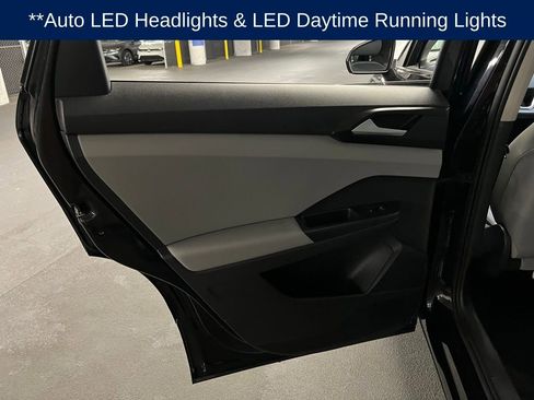 Certified 2022 Volkswagen Taos SE w/ Panoramic Sunroof Package image 19