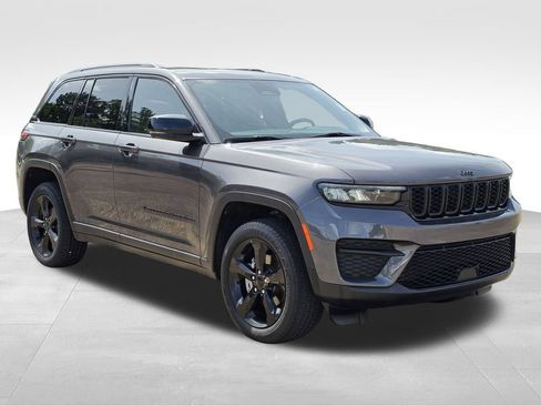 Used 2023 Jeep Grand Cherokee Altitude RWD image 4