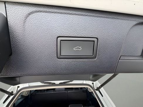 Used 2025 Volkswagen Atlas SE image 34