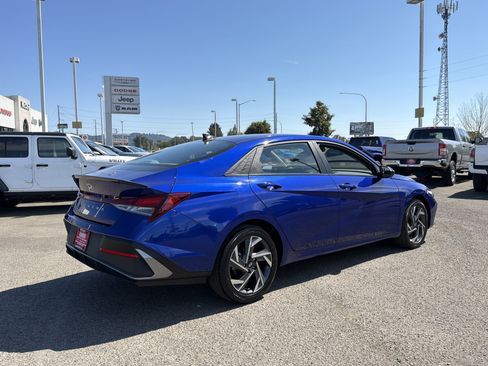 Used 2025 Hyundai Elantra Sport FWD image 6