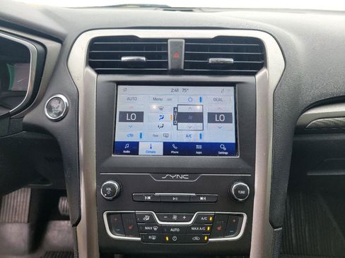 Used 2020 Ford Fusion SE AWD/4WD image 21