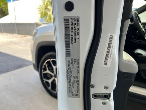 Used 2025 Jeep Compass Limited image 29