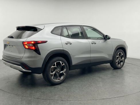 Used 2025 Chevrolet Trax LT FWD image 9