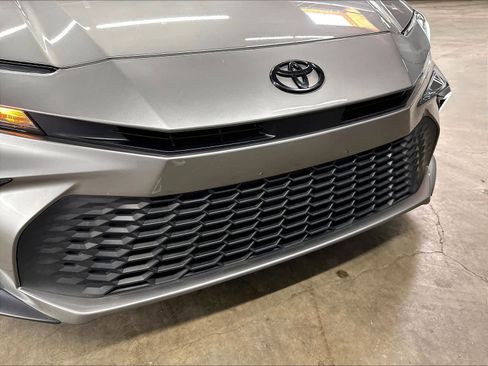 Used 2025 Toyota Camry SE FWD image 31