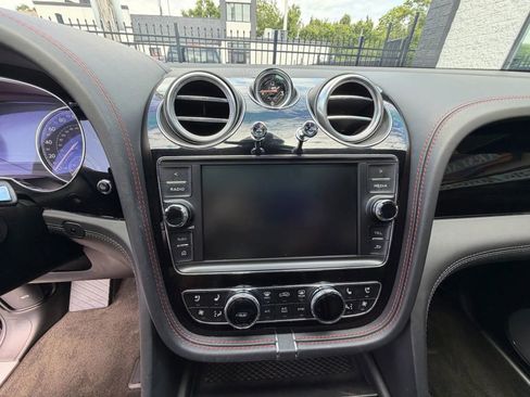 Used 2020 Bentley Bentayga AWD/4WD image 39