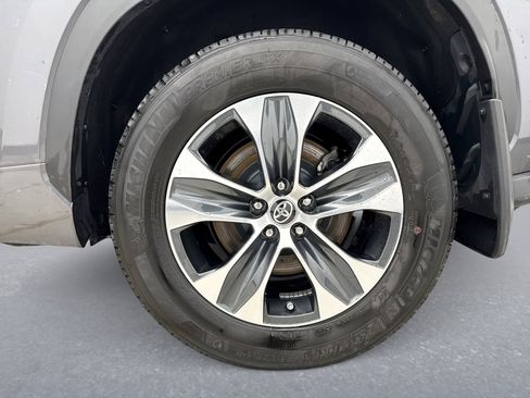 Used 2022 Toyota Highlander XLE image 13