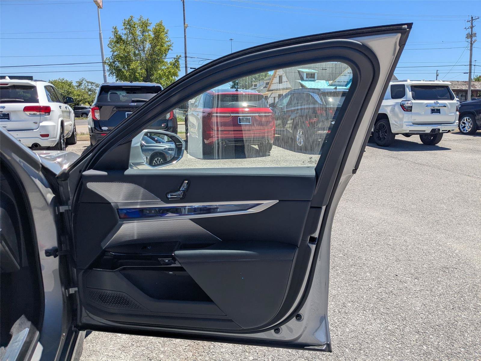 Used 2024 BMW i7 eDrive50 w/ Executive Package RWD image 35