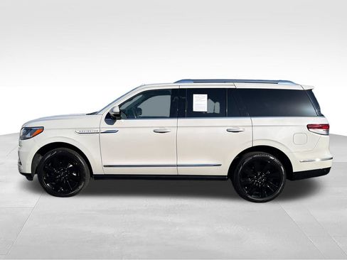 Used 2024 Lincoln Navigator Reserve AWD/4WD image 2