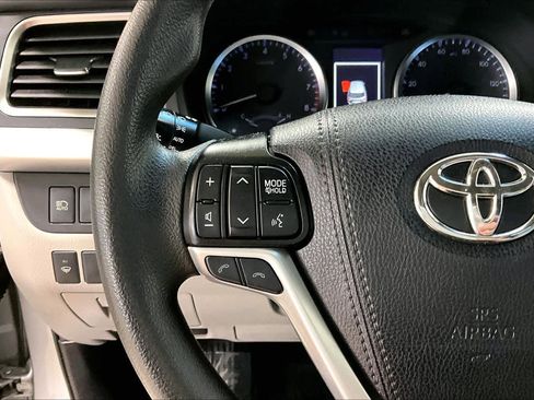 Used 2019 Toyota Highlander LE AWD/4WD image 23