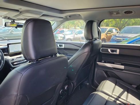 Used 2022 Ford Explorer XLT w/ Equipment Group 202A AWD/4WD image 15